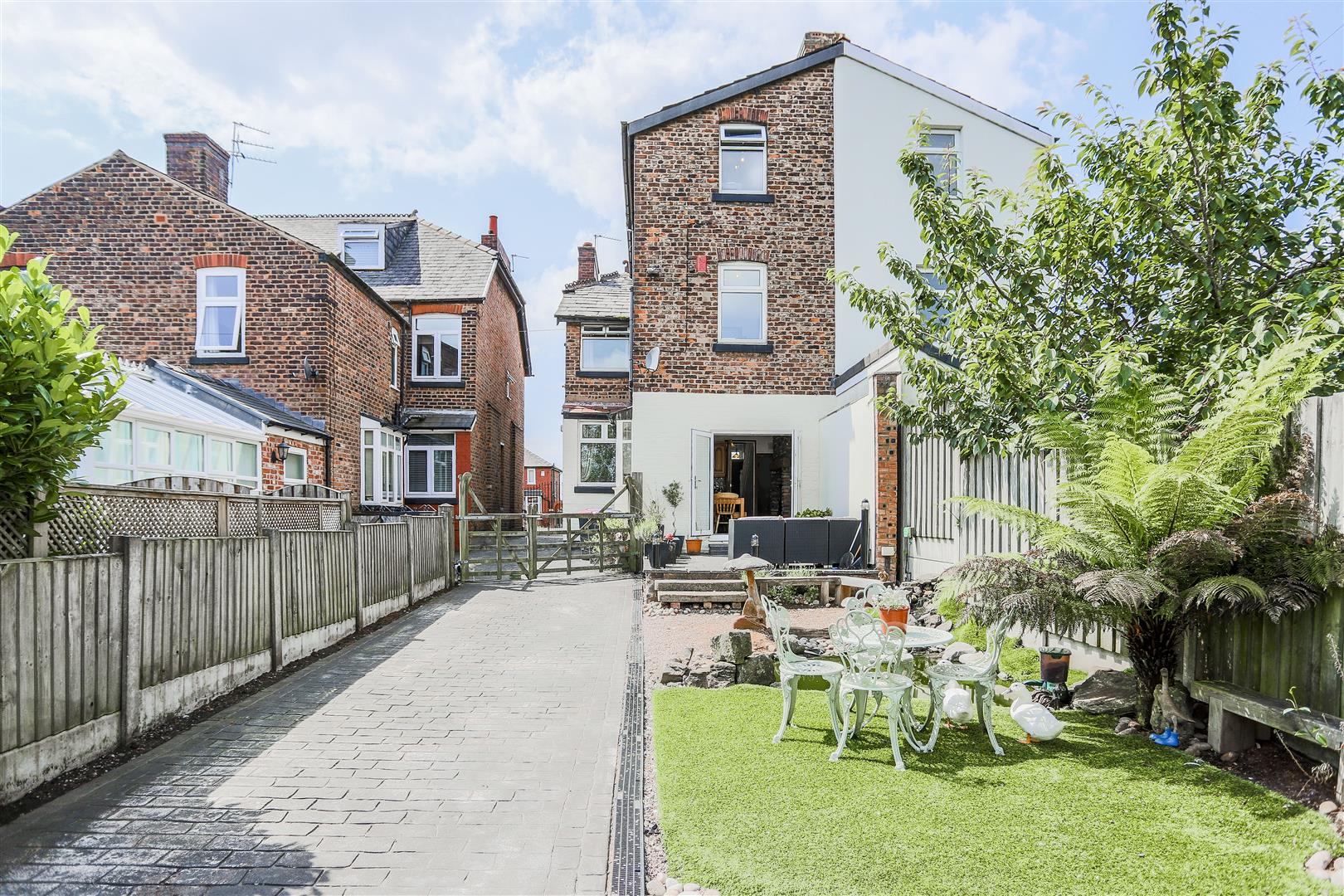 4 Bed Semi-detached House For Sale - Main Image
